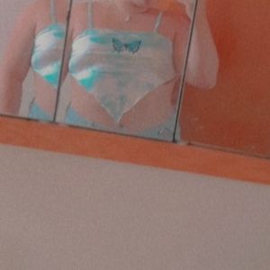 Size L butterfly top it ties in the back